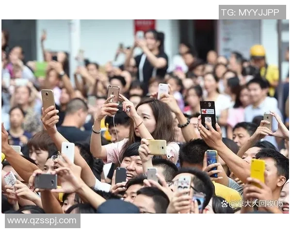 足球明星粉丝热情合影活动精彩瞬间展现球迷与偶像之间深厚情谊